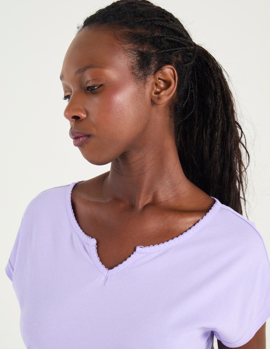 Playera manga corta Weekend cuello V para mujer